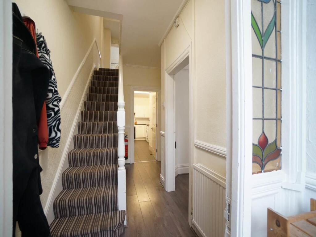 1GlynneRoad_Hallway1.JPG
