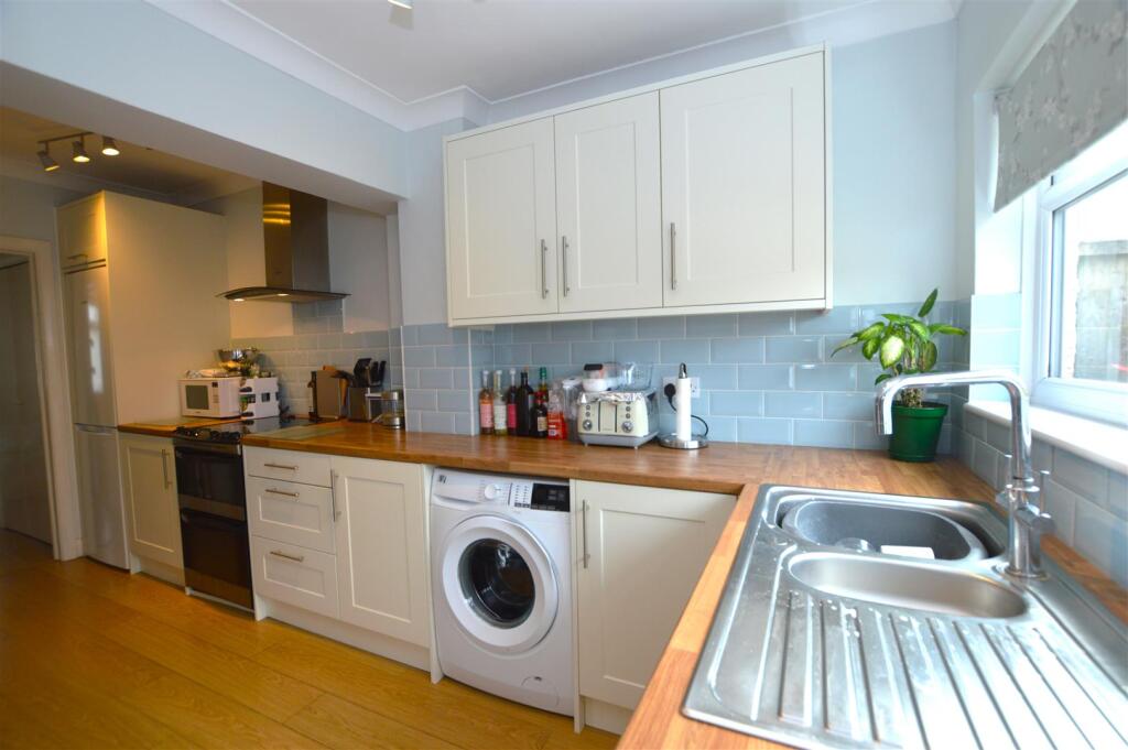 80 Wills Crescent kitchen.JPG