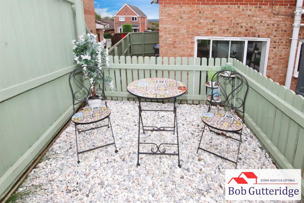 ENCLOSED REAR GARDEN