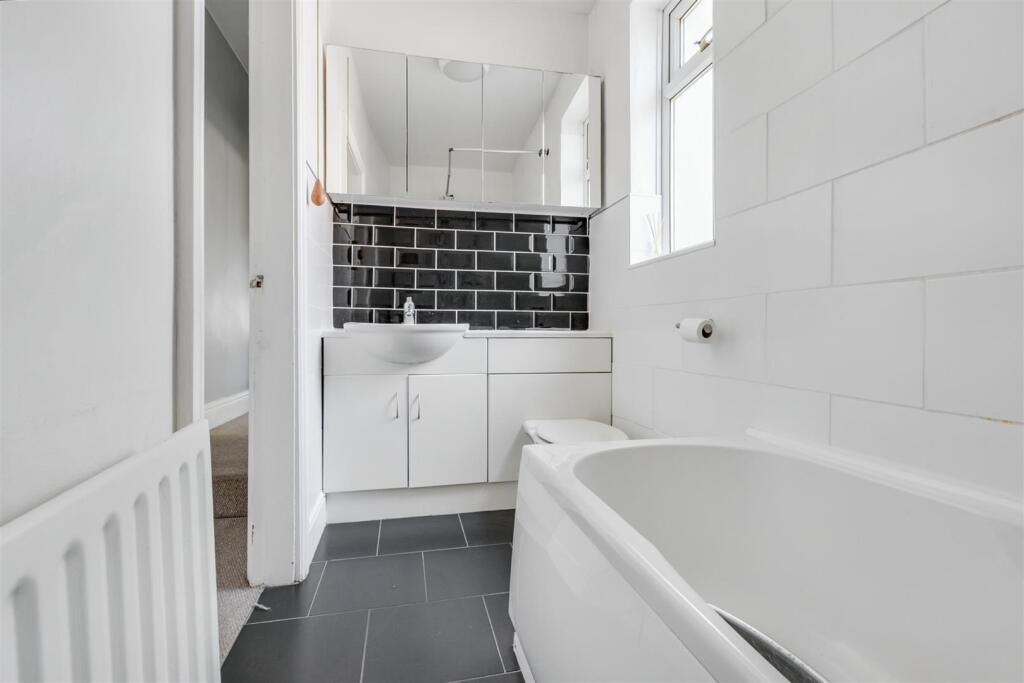 Bathroom_2.jpeg