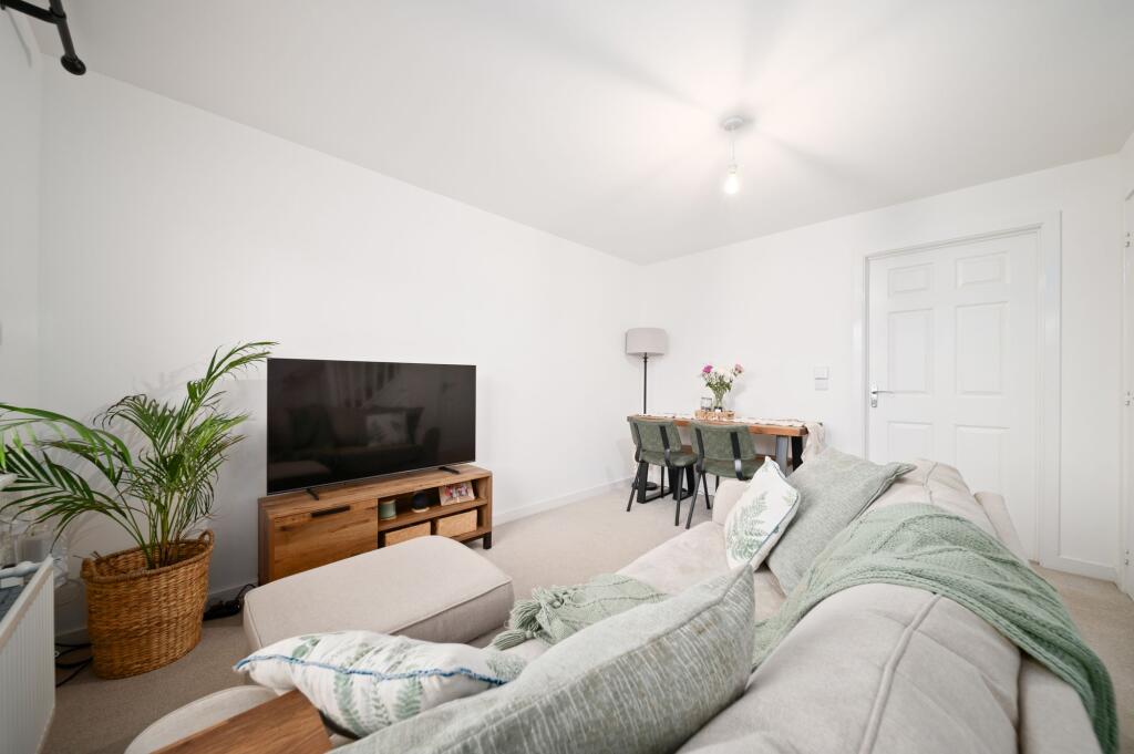 Lounge/Dining Area
