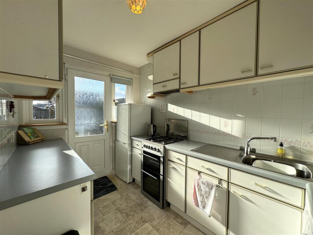 KITCHEN .JPG