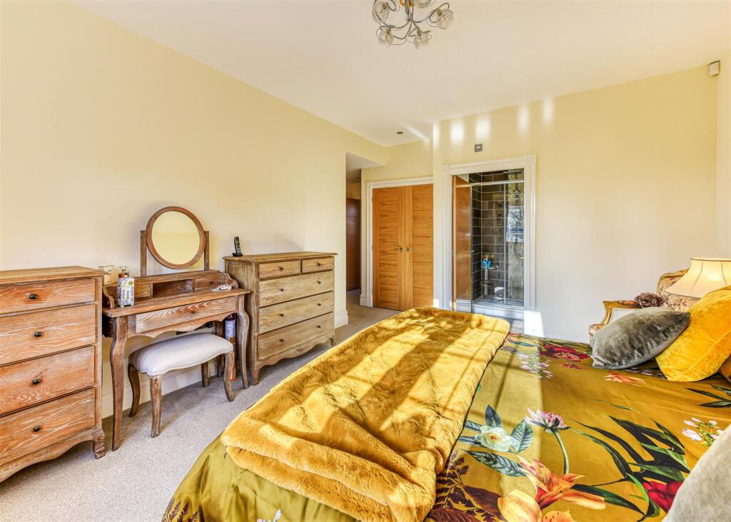 3 The Gables-bed1b.jpg