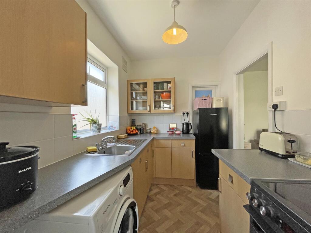 Vicarage Gardens 11 Kitchen.jpg