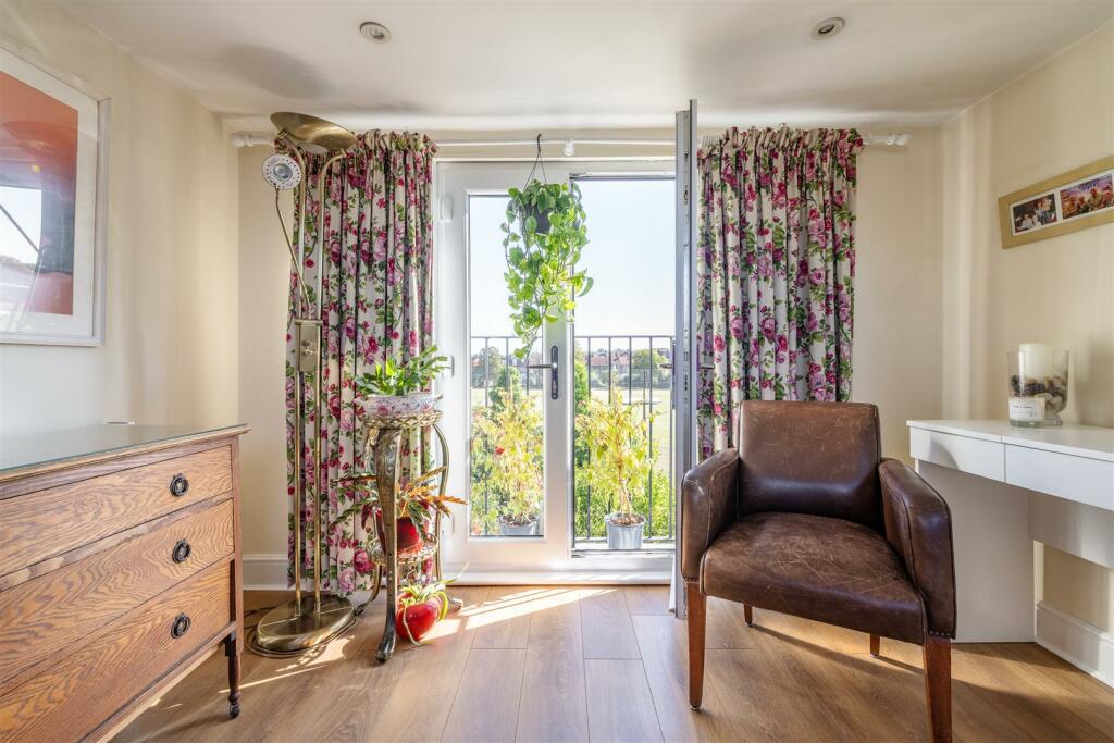 Richmond Crescent, E4