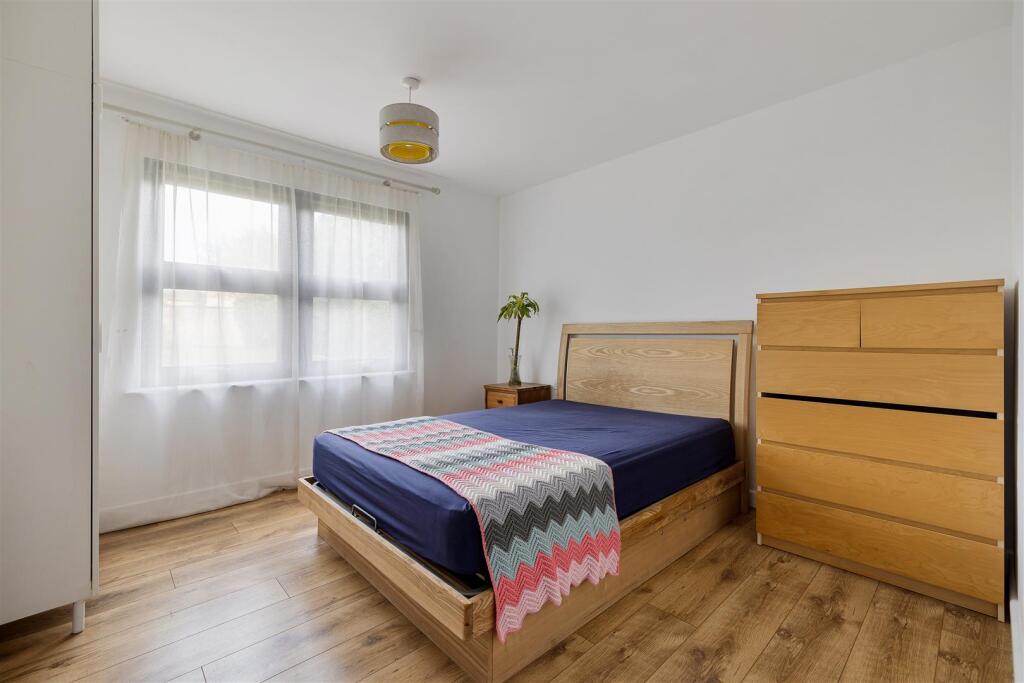 Hainault Road E11