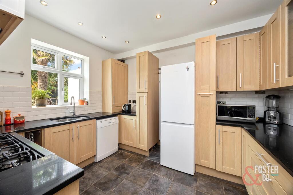 Amesbury Crescent, 4-020.jpg