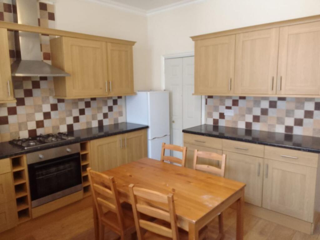 Bright and tidy kitchen with a practical layout...