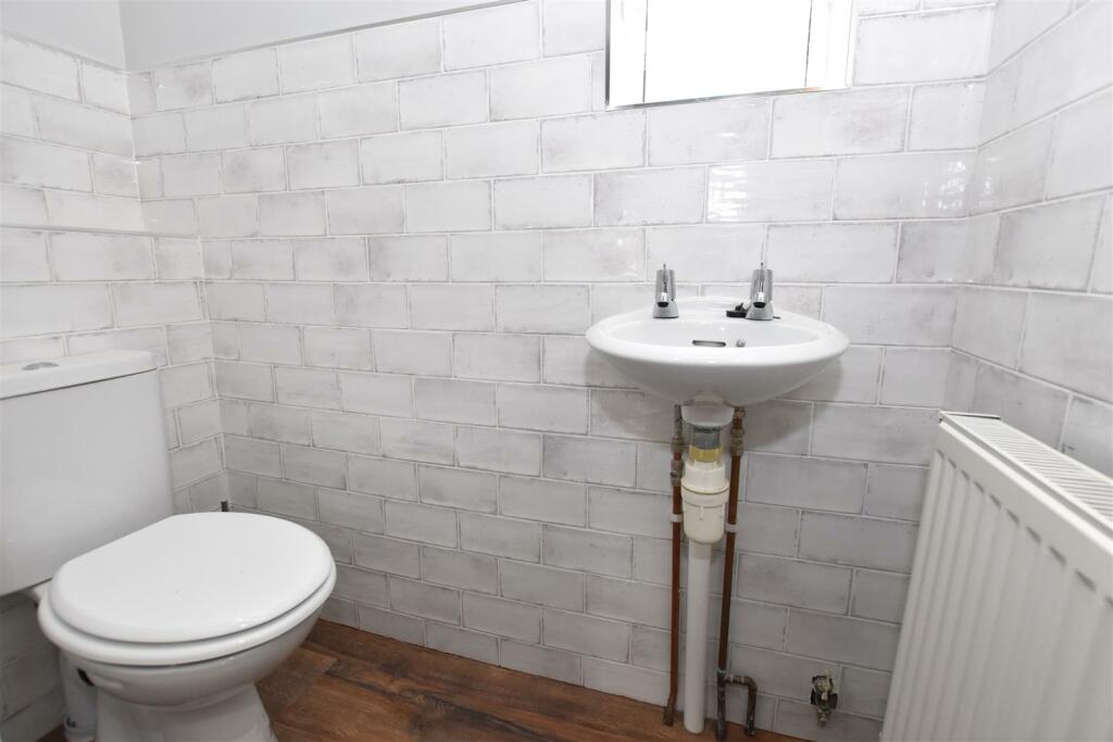 Cloakroom WC.JPG