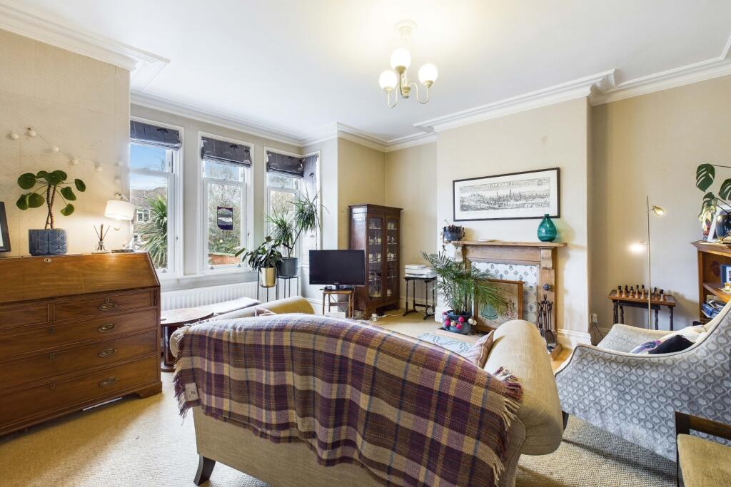 CAM03162G0-PR0203-STILL022