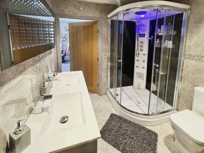 Jack and Jill en suite