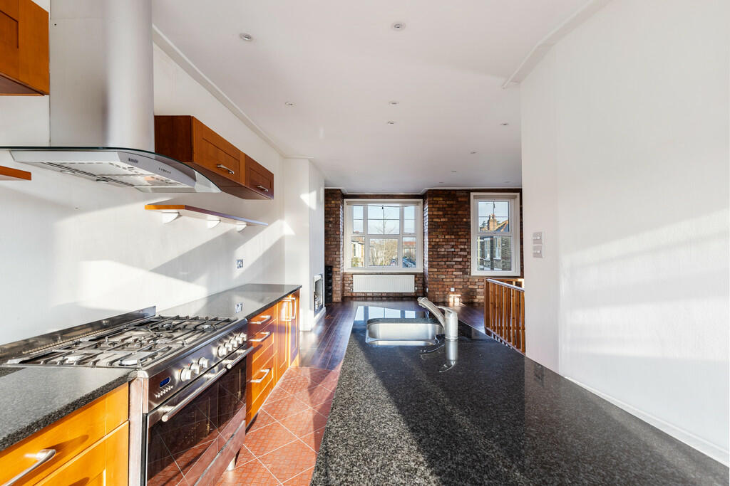 99 Leslie Road N2...