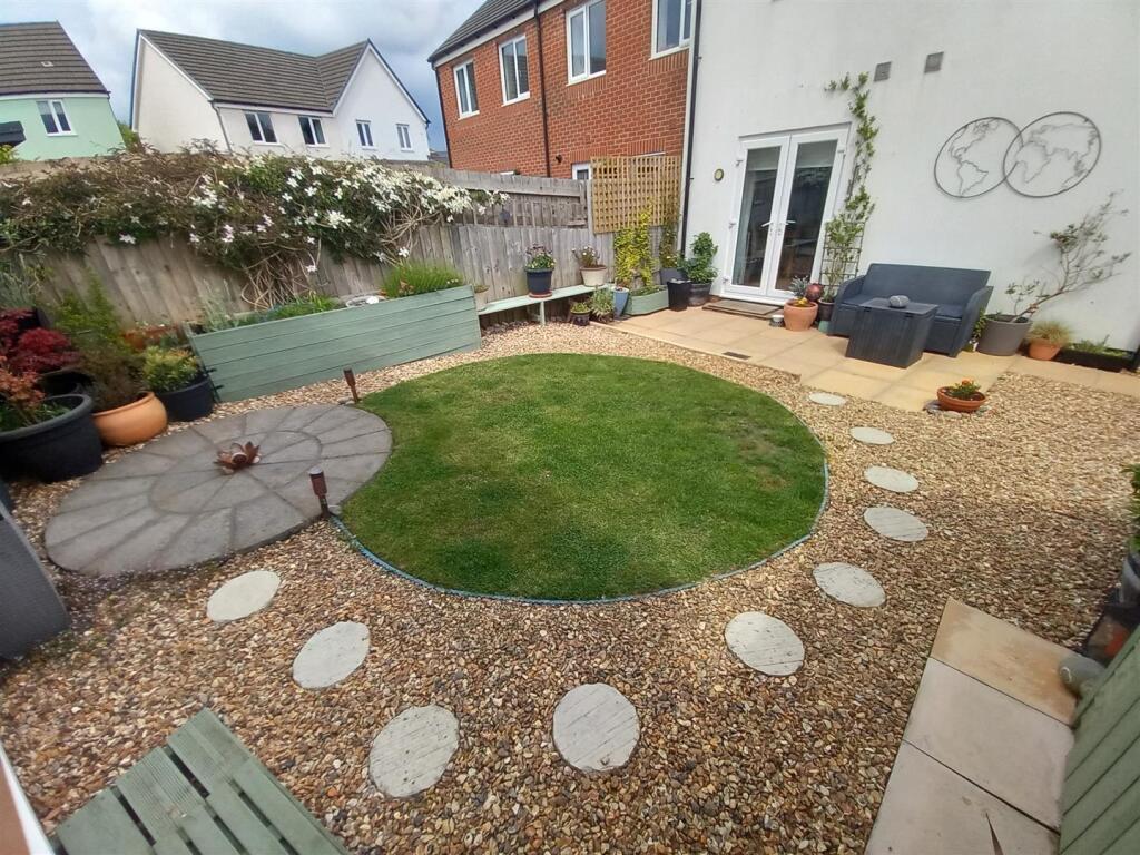 61 Taylor Crescent Level Garden.jpg