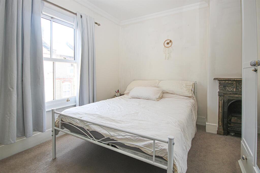 Bed1.jpg