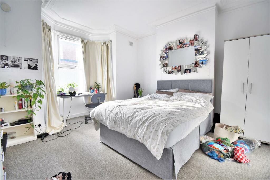 Student-letting-agent.jpg