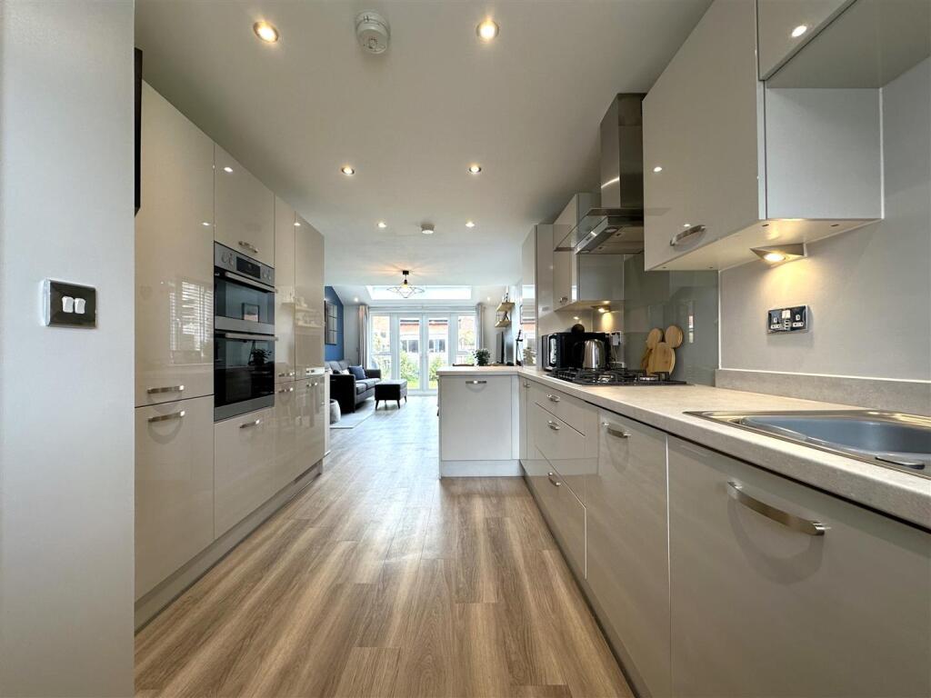 Extensive Fitted Kitchen 973