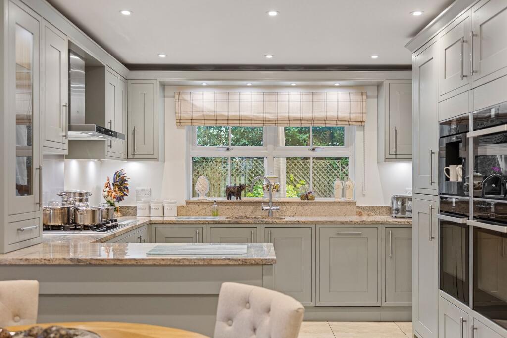 KITCHEN/BREAKFAST ROOM