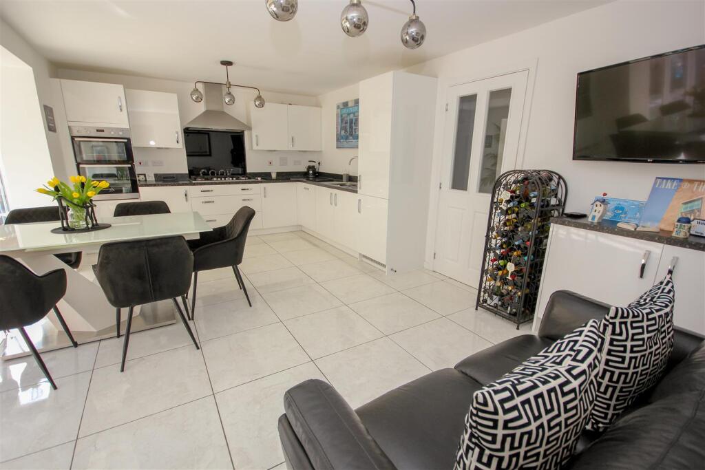Kitchen Family Room..jpg