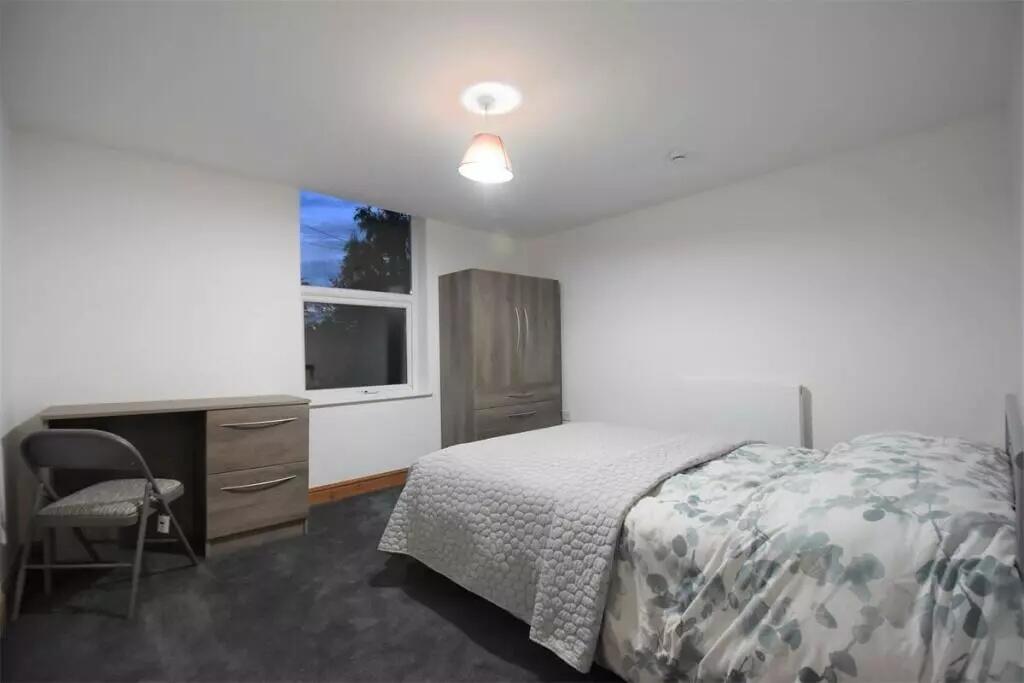 A cozy double bedroom featuring a comfortable b...