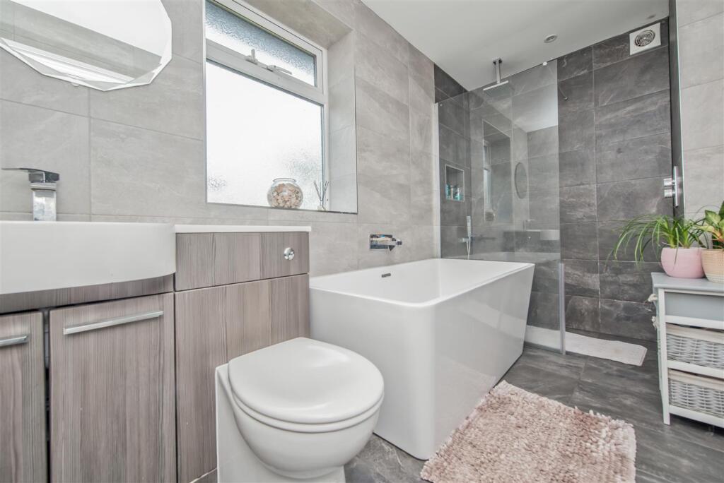 Family Bathroom / WC: