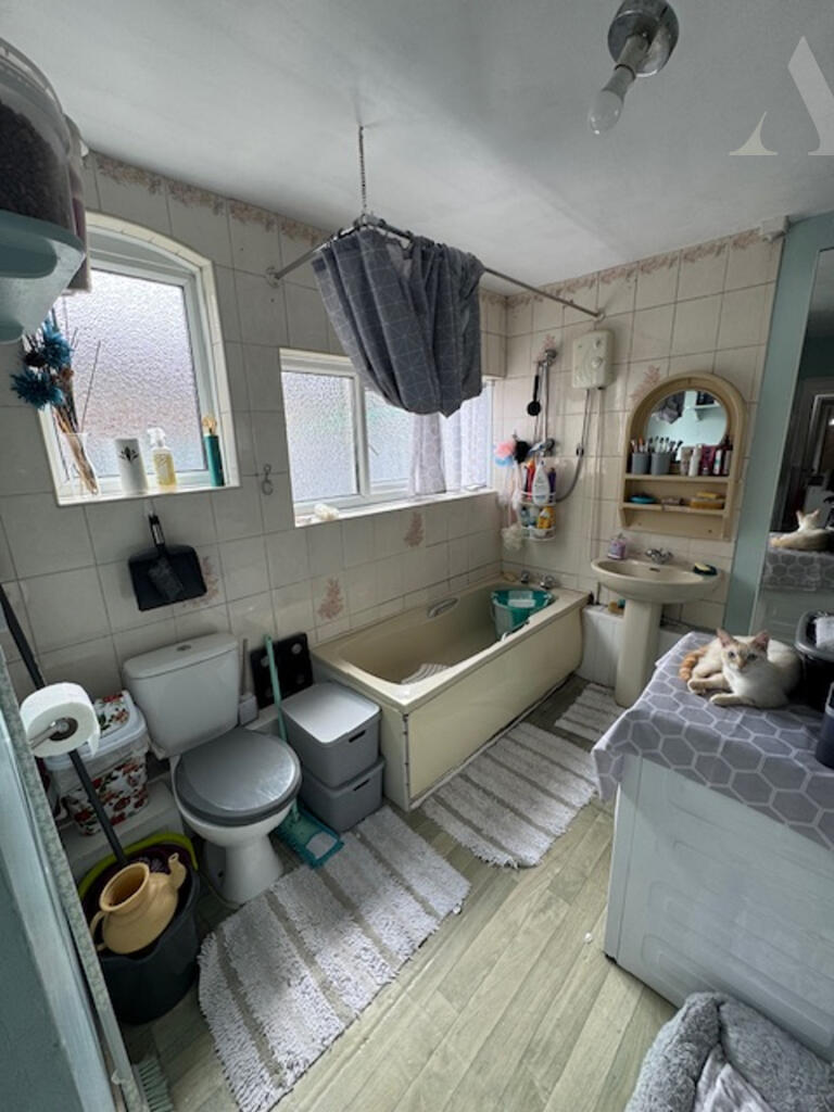 25 cotterills ave bathroom