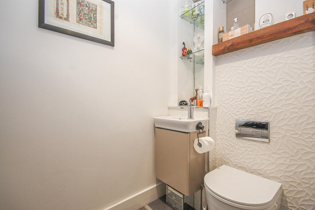 Walk-In-Wardrobe / Cloakroom