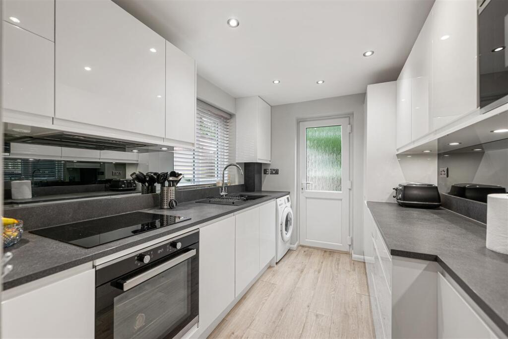 7 Woodview Close-12.jpg