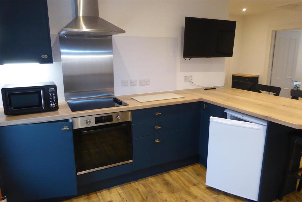 OPEN PLAN KITCHEN/LOUNGE