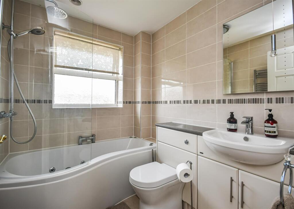 36 The Meadlands-Bathroom.jpg