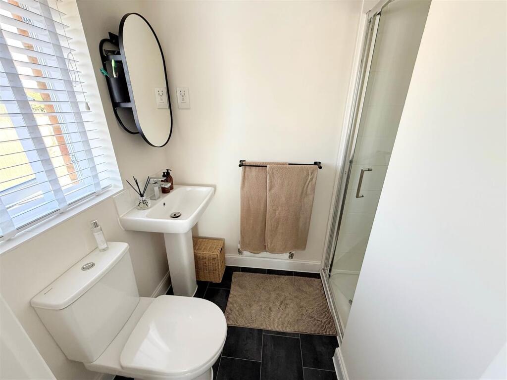 EN-SUITE SHOWER ROOM