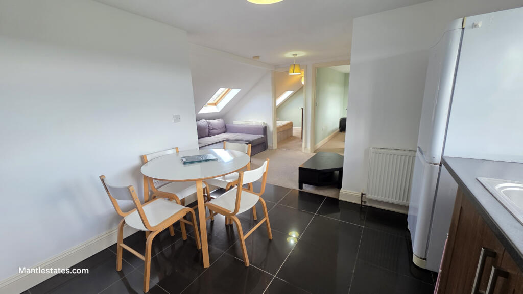 KITCHEN / DINER AREA