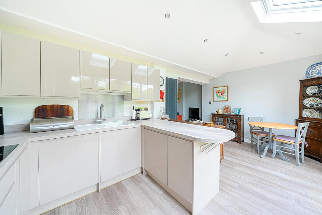 1296314-15-682af3...