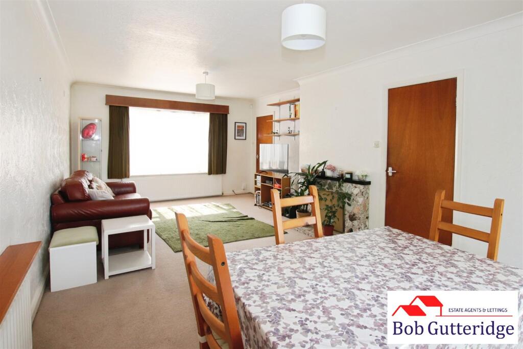 OPEN PLAN LOUNGE / DINING ROOM