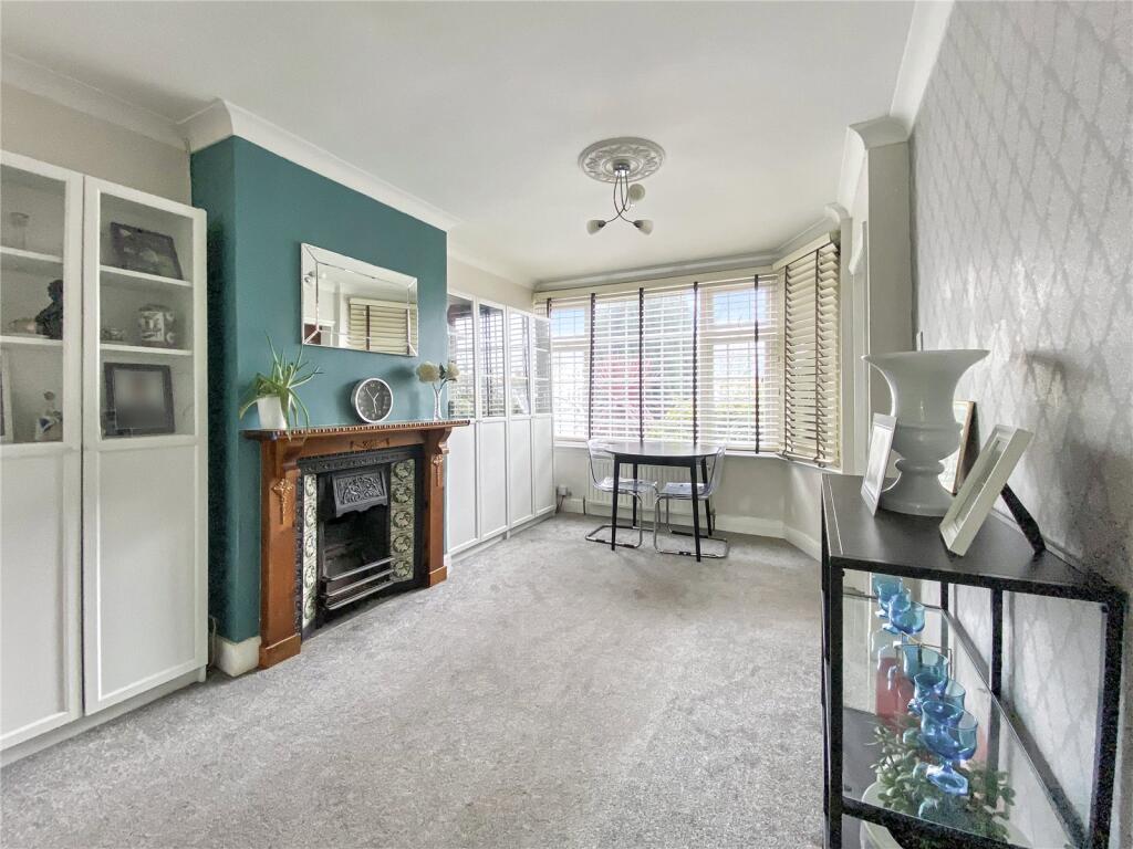 Lounge/Dining Area