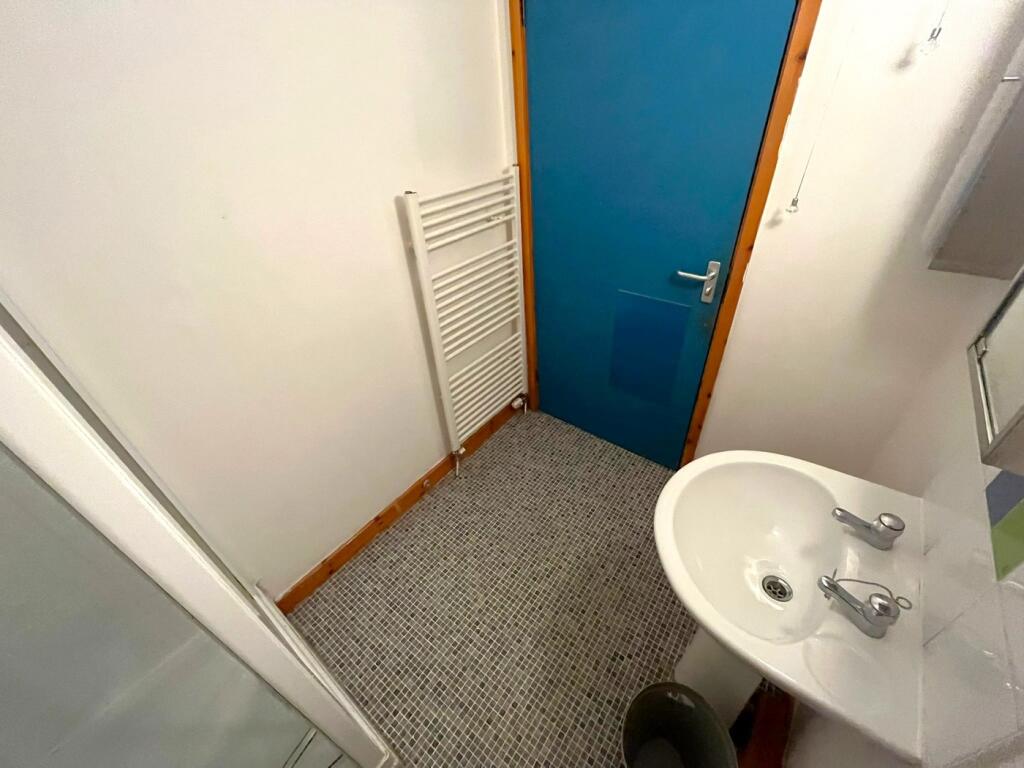 A tidy bathroom with modern fixtures and good l...