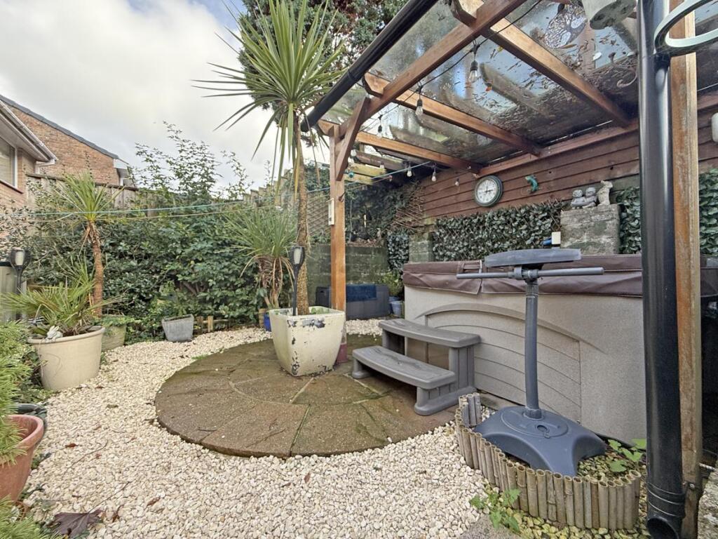 Edwards Close 27 - Garden 3....jpg