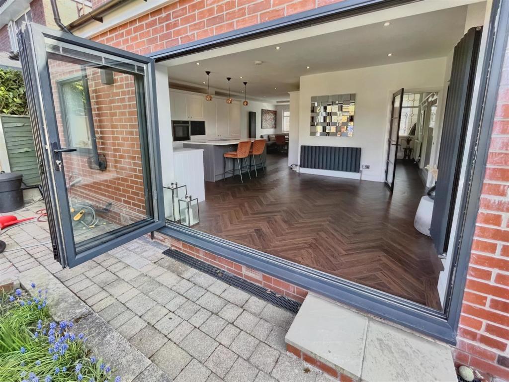 Bi-folding Doors Aspect 2
