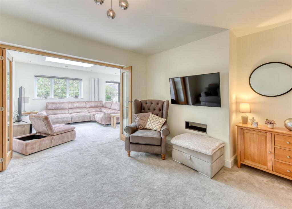 224 Castlecroft Road-lounge2.jpg