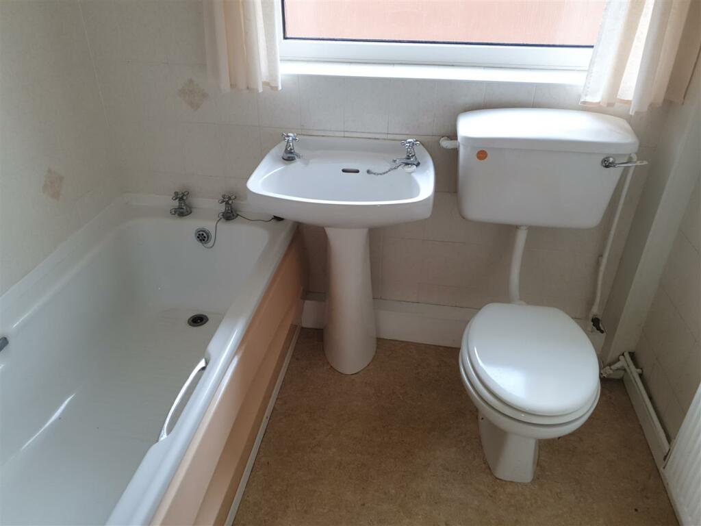 BATHROOM/WC