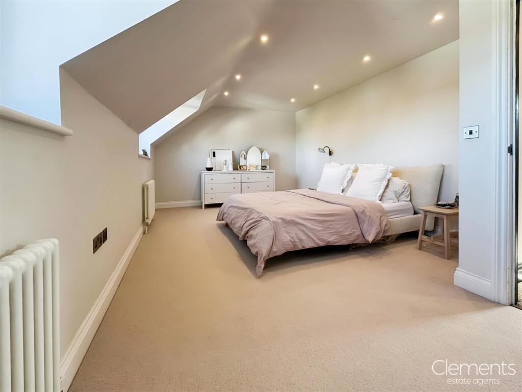 16c3aa10-Bedroom 20One.jpg