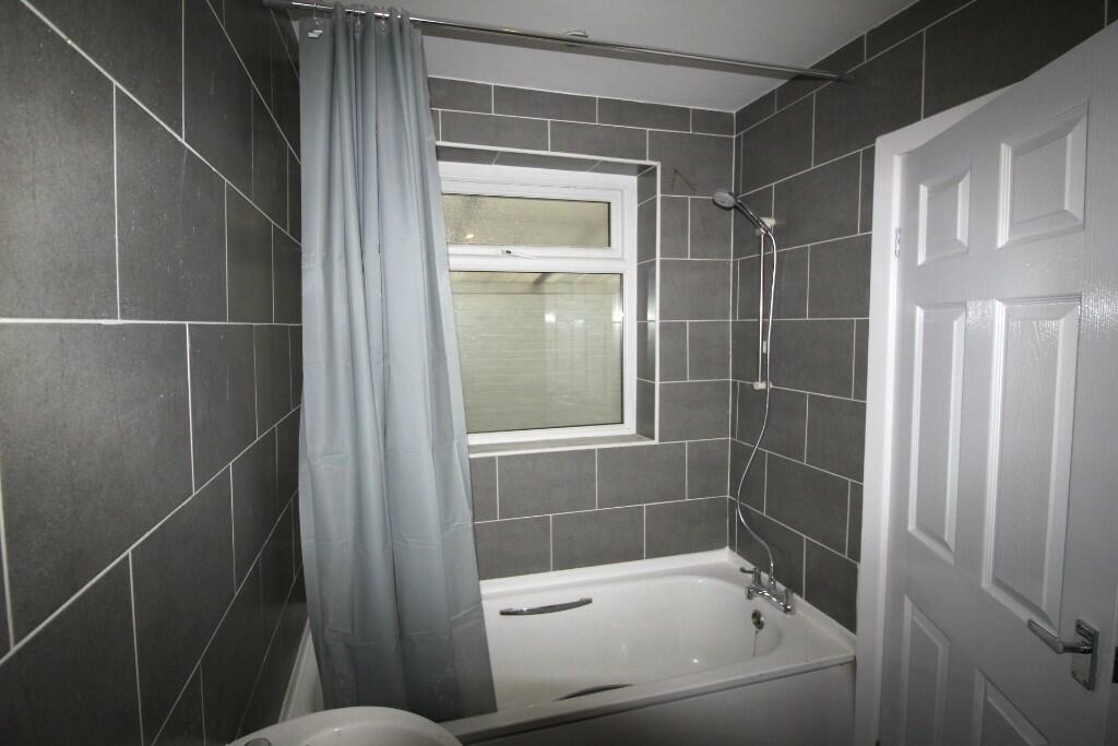 Bathroom (b)