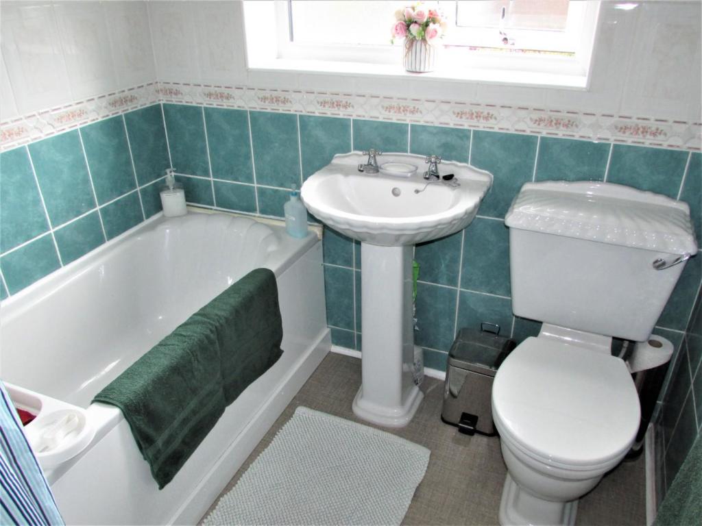 WoodfordRd42bath.JPG
