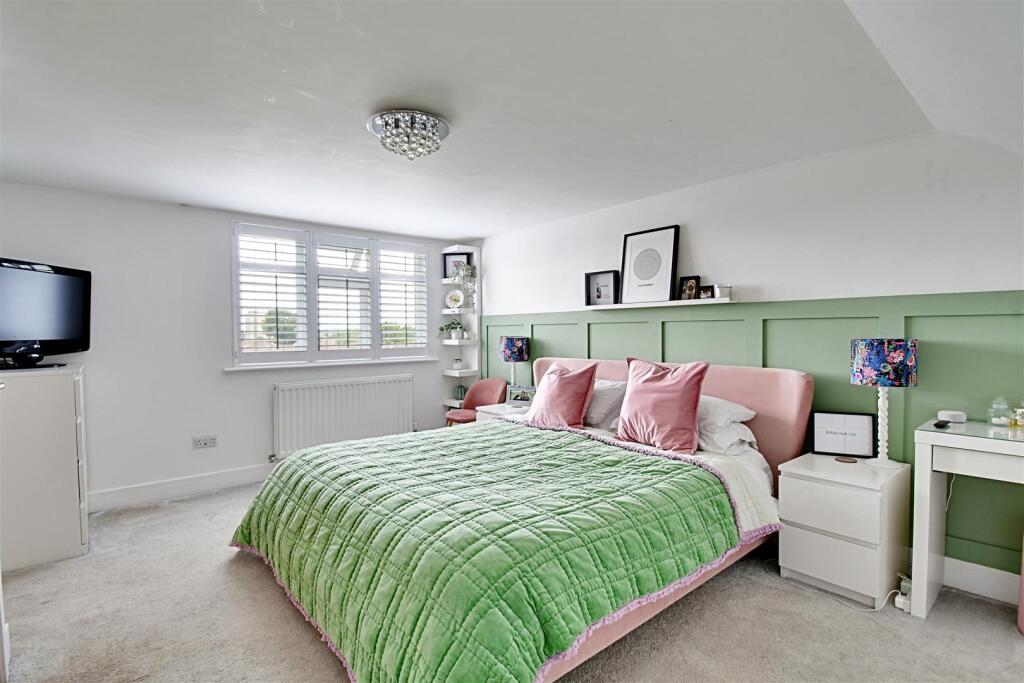 Bedroom 1_1.jpg