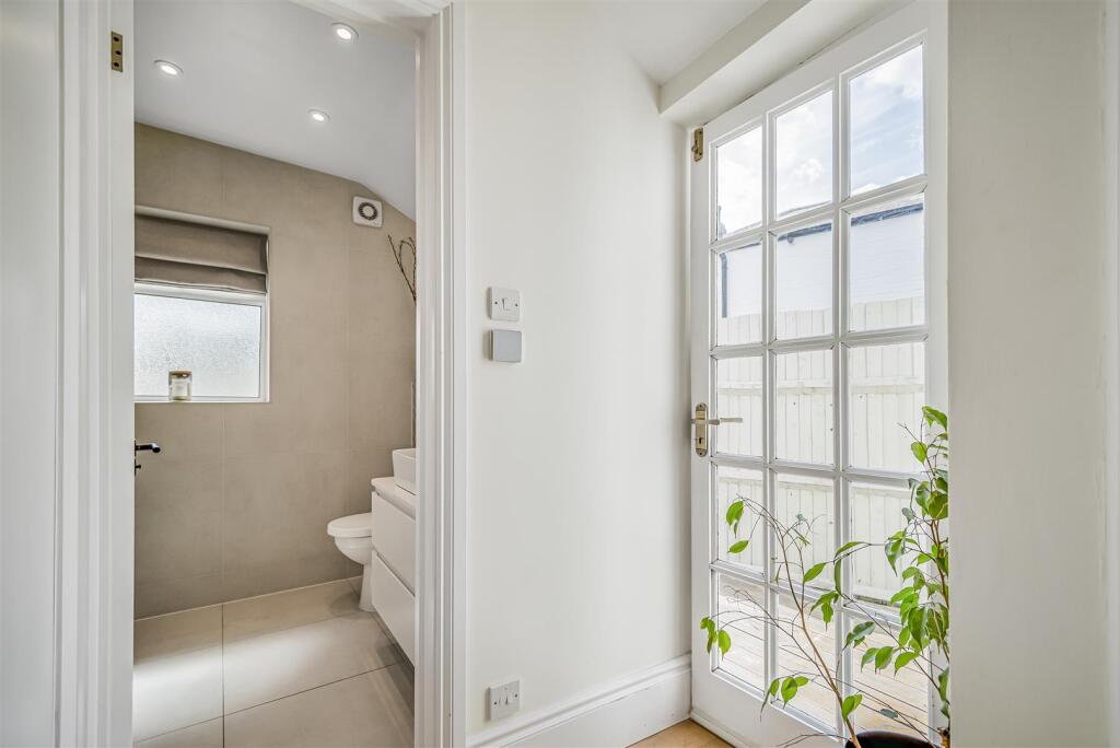 20250520_21_St_Leonards_Road_SW14_7LY_Rear_Hallway