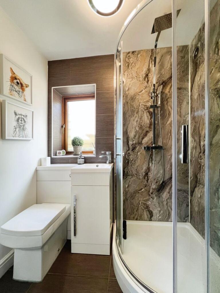 En suite to Annexe Bedroom