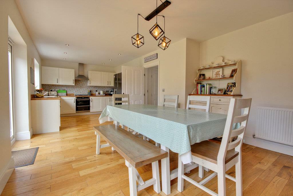 Stunning Dining Kitchen area