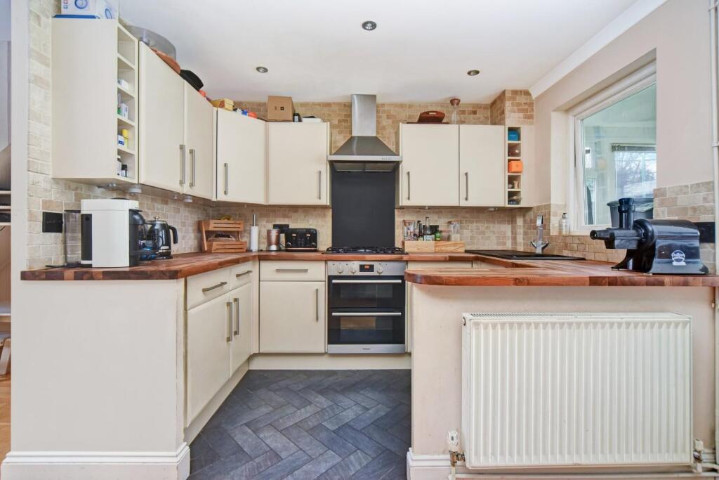 LINDSAY CLOSE (8).jpg