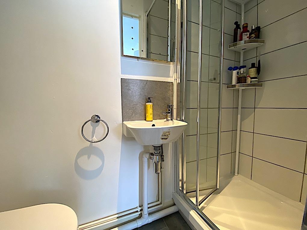 En suite shower