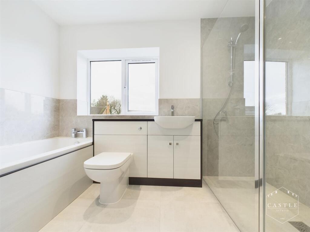 ENSUITE BATHROOM (BEDROOM 2)