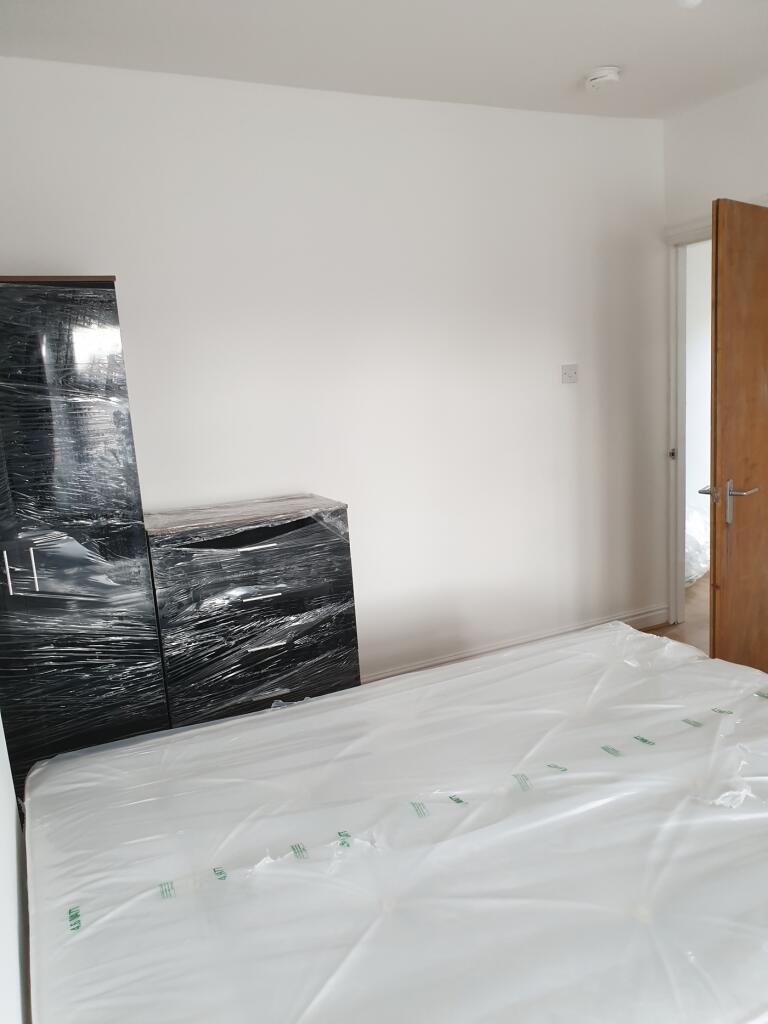 This inviting double bedroom features a spaciou...